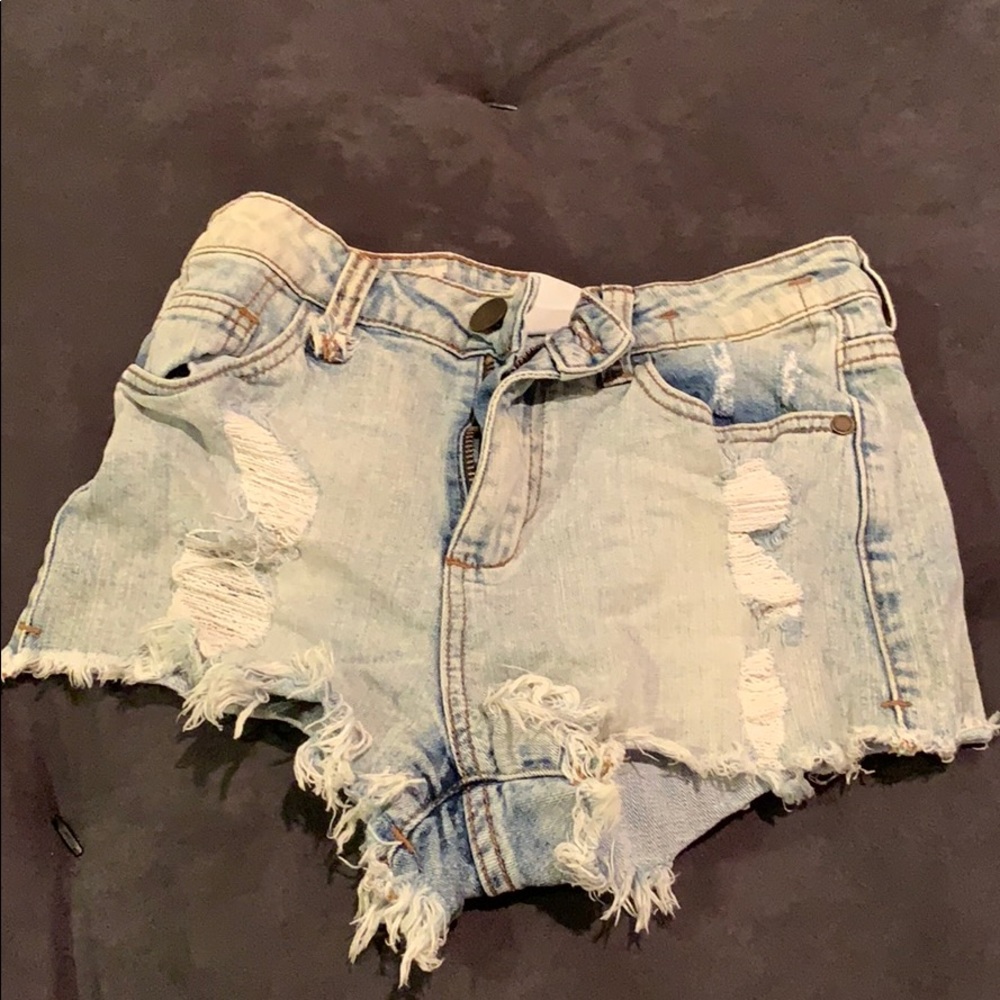 Women’s high-waisted distressed shorts